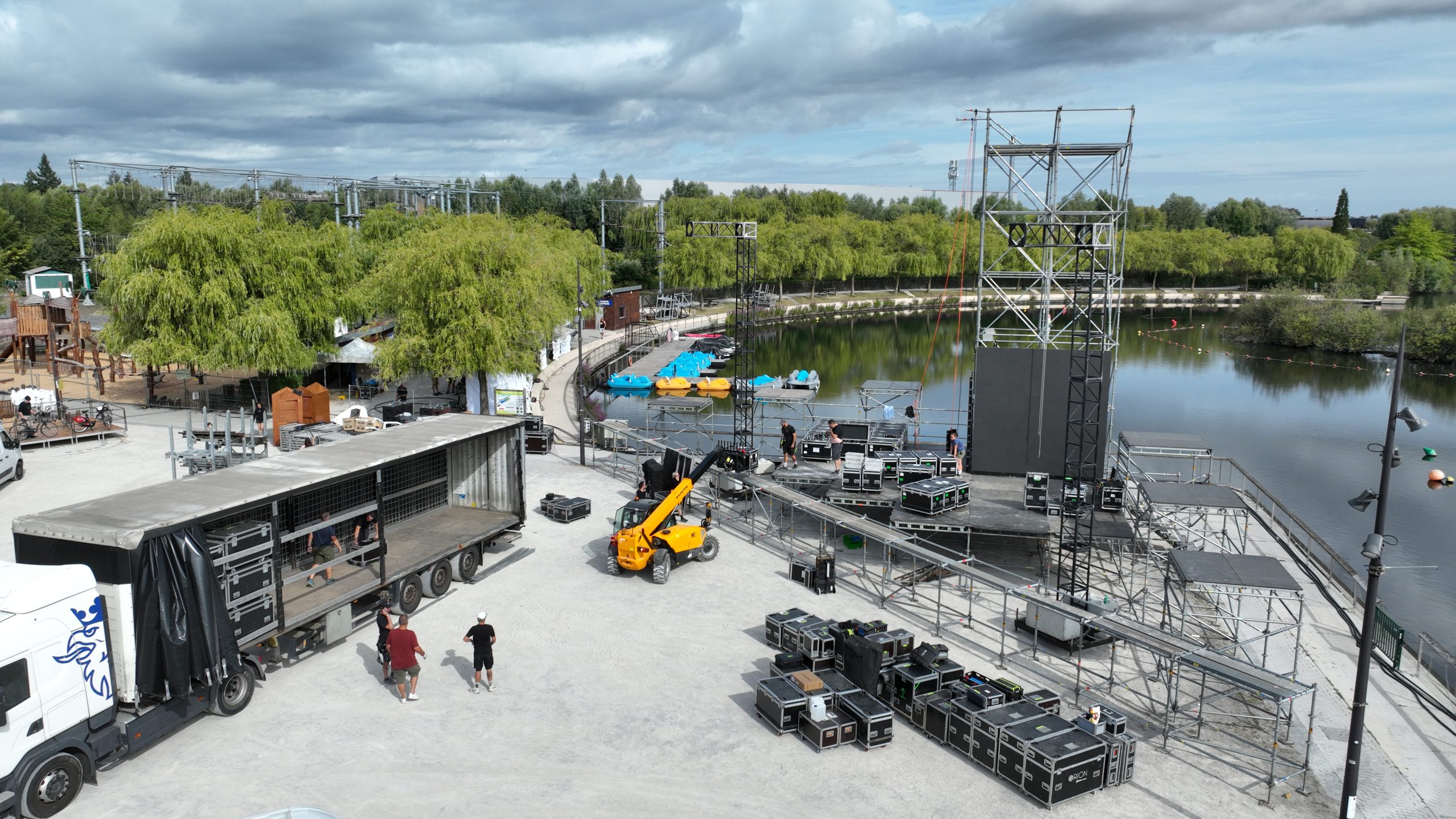 Montage de la scène du festival PLEIN-AIR de Douai